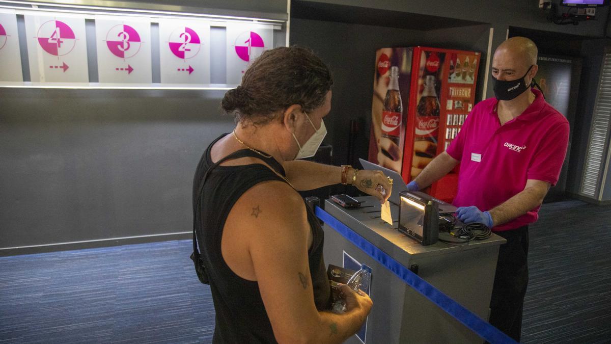 Un espectador con su entrada en los cines Ocimax de Palma.