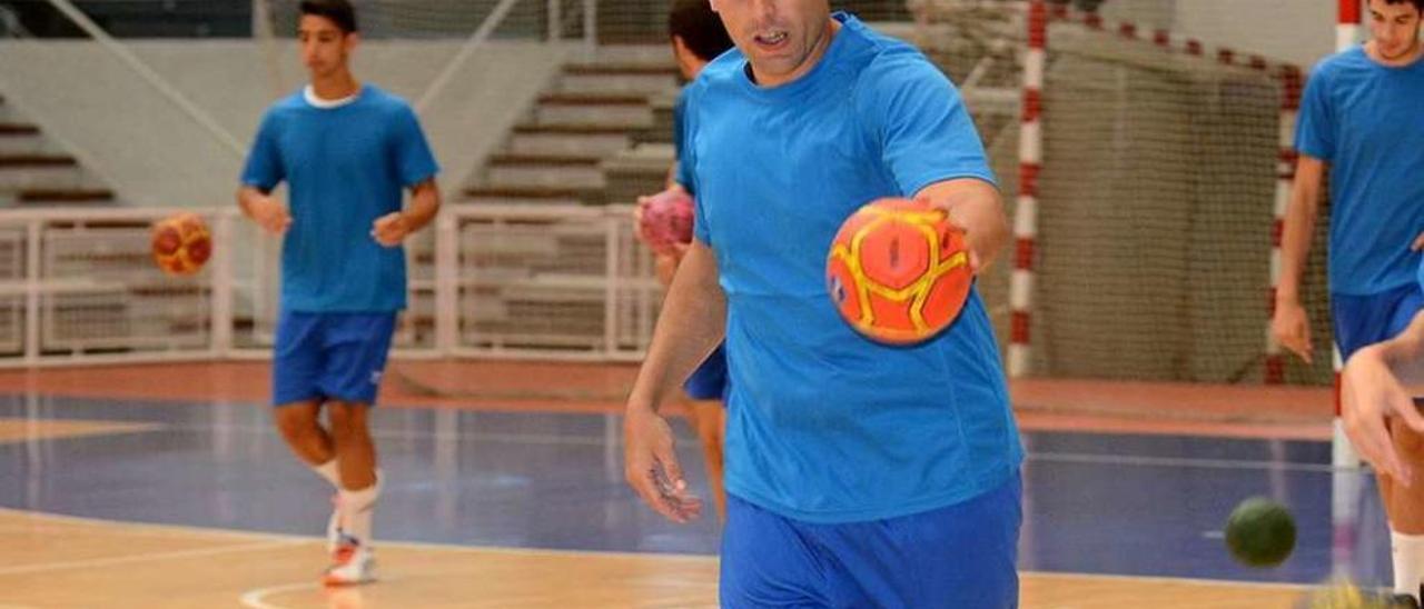 El jugador del Teucro, Dani Hernández, durante un entrenamiento en el Pabellón Municipal. // Rafa Vázquez