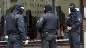 zentauroepp37665397 german special police forces outside a muslim prayer room in171010103113