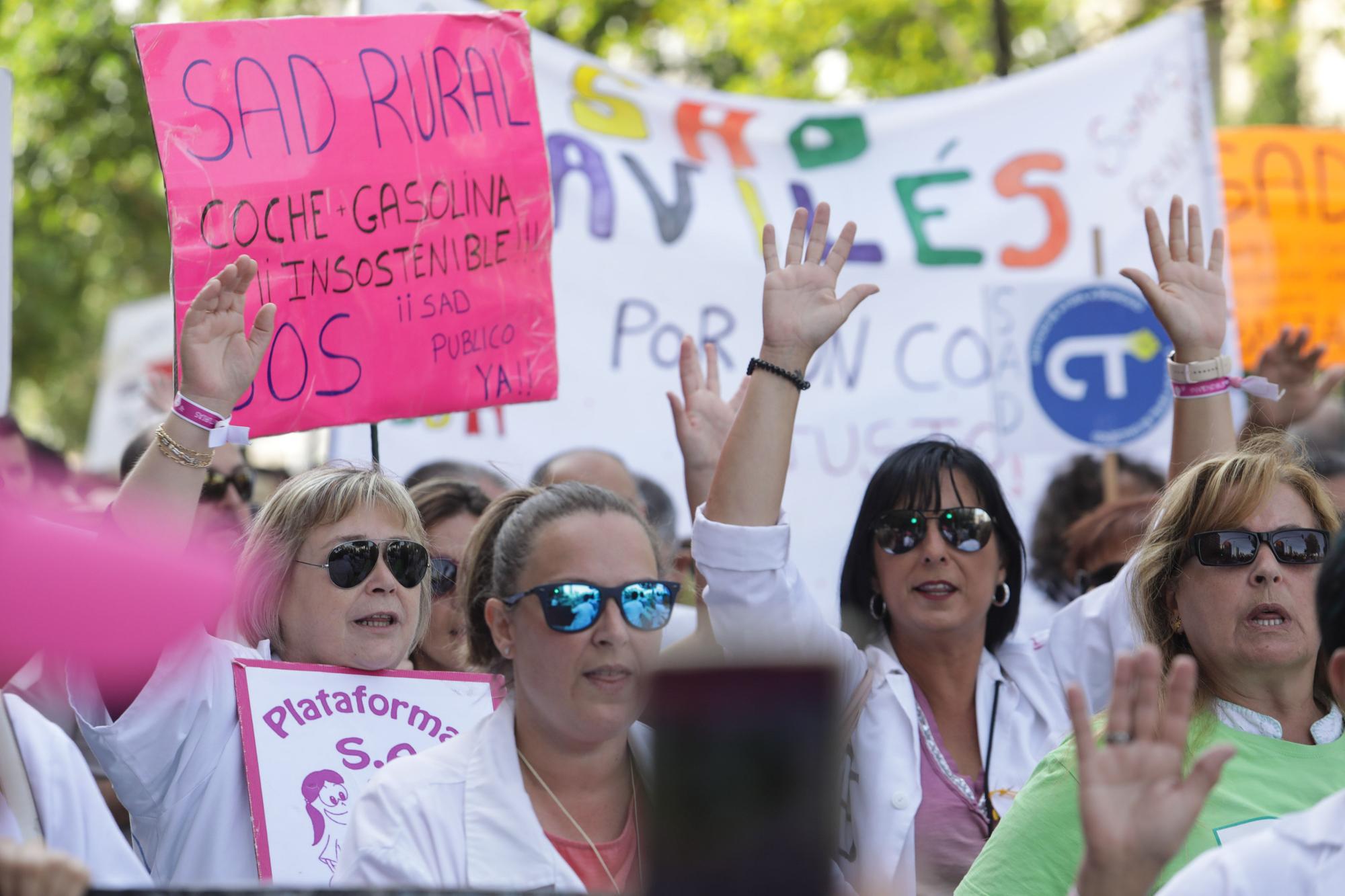 En imágenes: Las trabajadoras de ayuda a domicilio se manifiestan en Gijón