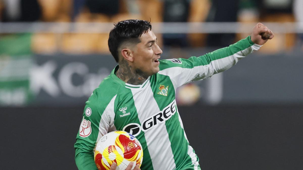 Chimy Ávila, celebra el primer gol del Betis durante el encuentro correspondiente a los octavos de final de la Copa del Rey que disputan hoy miércoles Betis y Elche en el estadio de La Cartuja