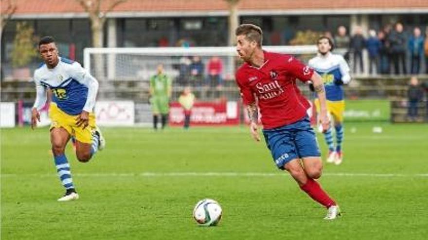 Diego, autor del gol de l&#039;Olot, intenta desfer-se d&#039;un jugador visitant en una acció del partit d&#039;ahir.