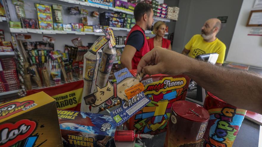 Las tiendas de pirotecnia en Elche están viendo incrementada su actividad en agosto