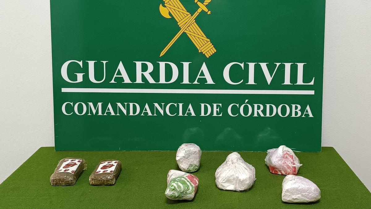 Droga intervenida por la Guardia Civil en un control de acceso a Pozoblanco.