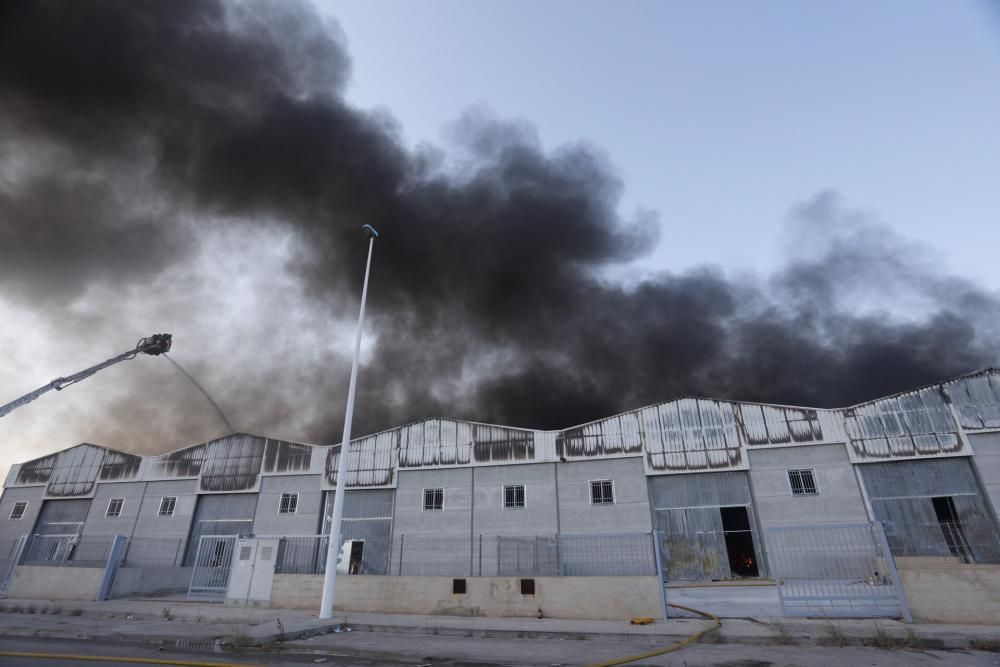 Incendio en el polígono de la Cova de Manises