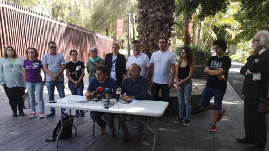 Representantes de los colectivos organizadores durante la rueda de prensa ofrecida en el Reloj de Flores del chicharrero parque García Sanabria.