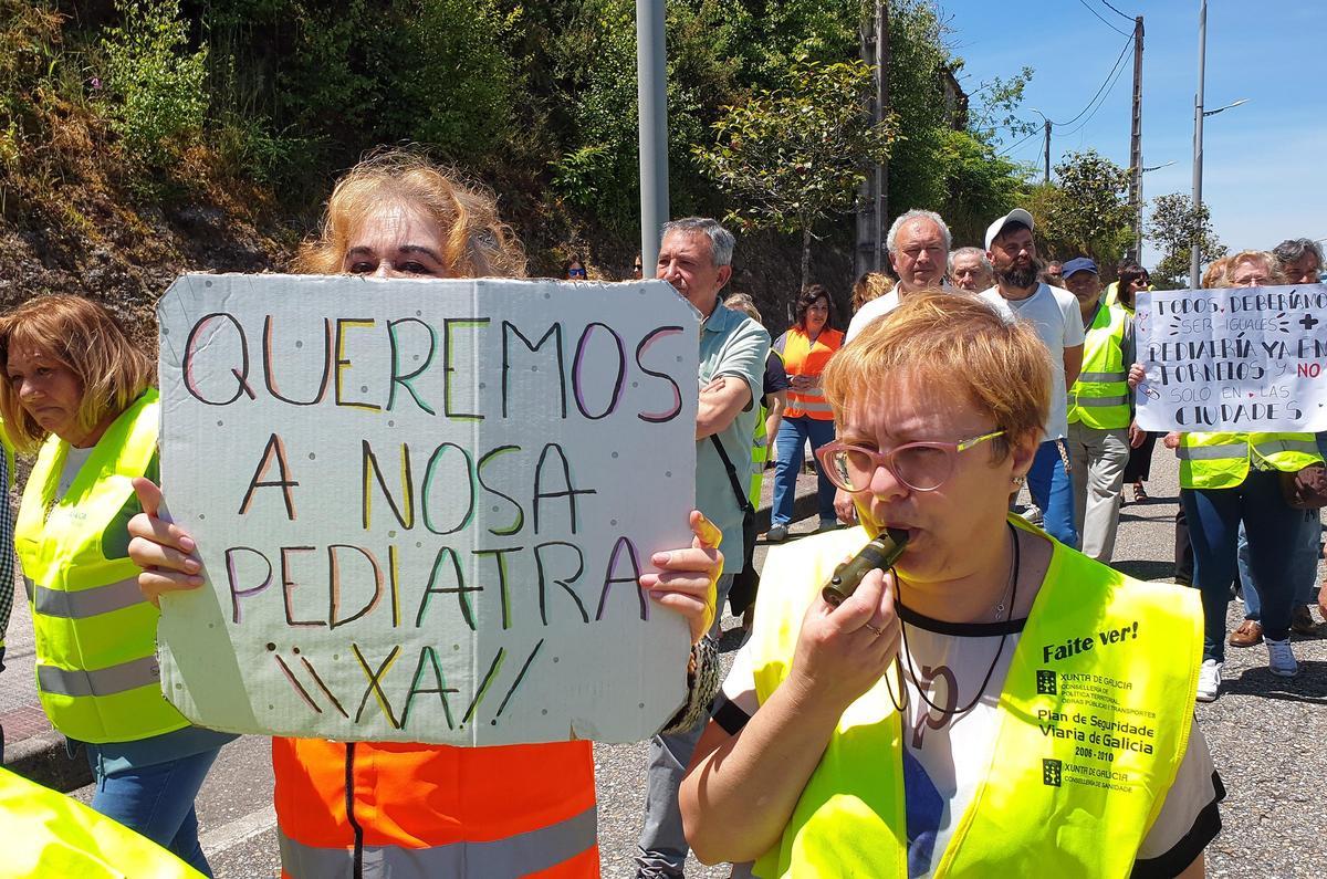 Una manifestante muestra una pancarta.