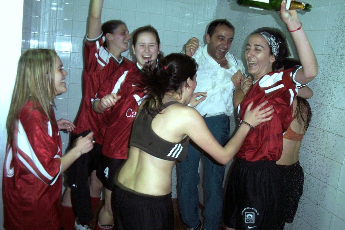 Inma Baena, primera derecha, en la celebración del ascenso a Primera División.