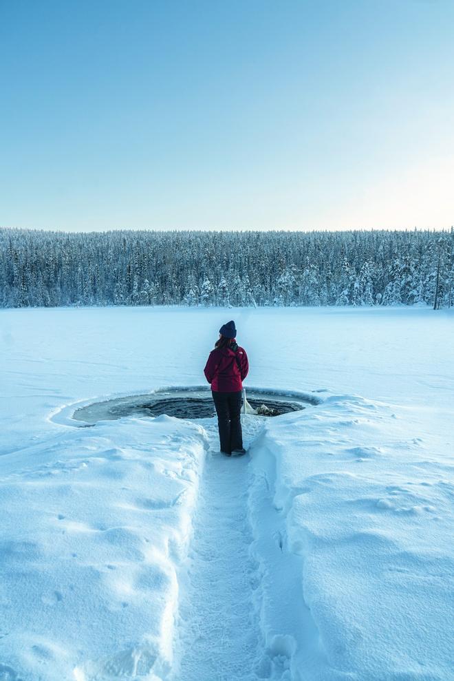 Pescando en las aguas heladas del lago Äkäslompolo