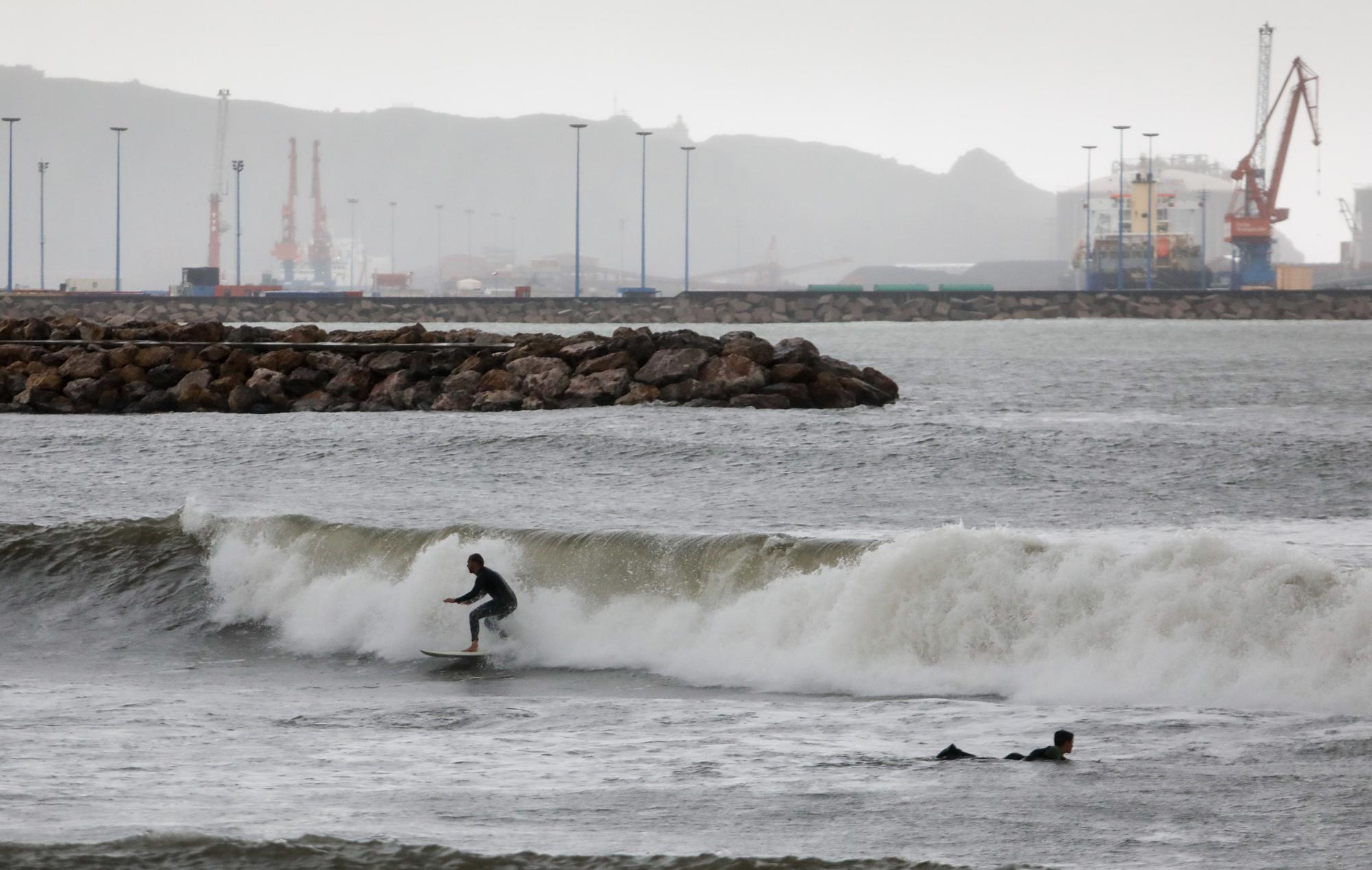 Los surfistas llegan a Poniente