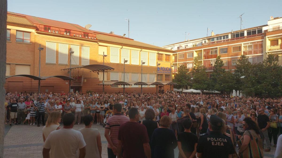 Minuto de silencio en la plaza de la Villa de Ejea de los Caballeros en memoria de Susana, una vecina de 49 años a la que mataron a golpes en el interior de su tienda de decoración.