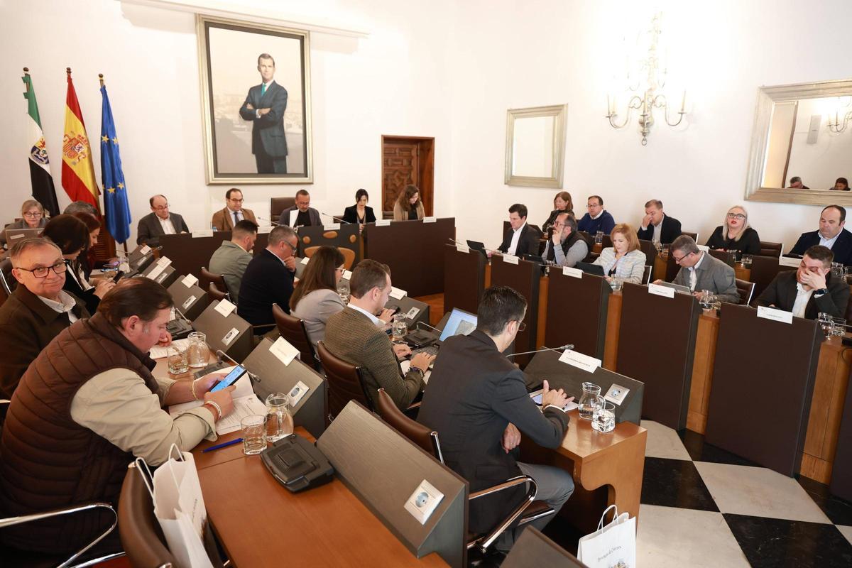 La mejora de la vida en las zonas rurales como protagonista del pleno en la Diputación de Cáceres