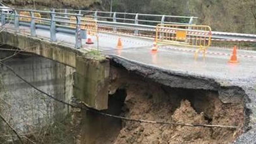 El pont d&#039;accés a Castell de l&#039;Areny, tallat als vehicles, dimecres