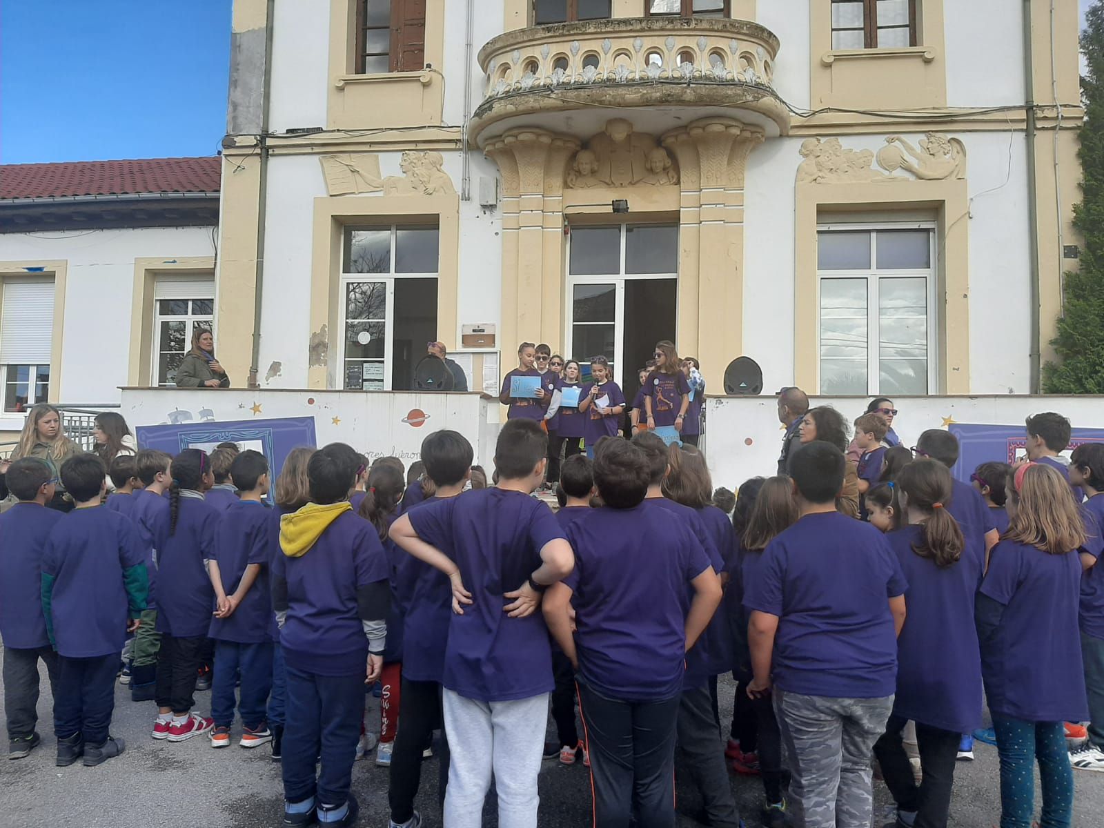 Los niños de Valdesoto y Viella, contra la violencia: así ha sido su jornada reivindicativa