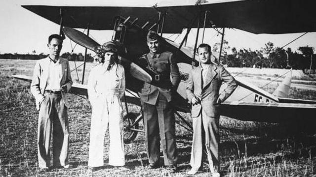 El aviador 'pobler' Joan Crespí Fornari, 'Xopolet' (vestido con un mono blanco), ante su avioneta antes de iniciar su vuelo.