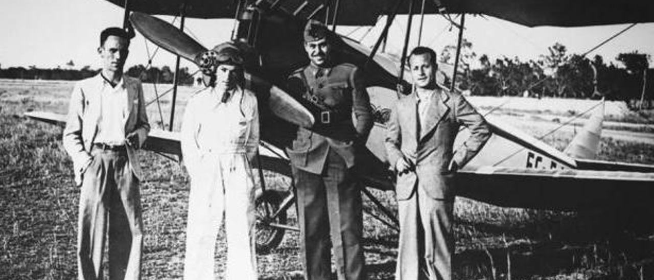 El aviador &#039;pobler&#039; Joan Crespí Fornari, &#039;Xopolet&#039; (vestido con un mono blanco), ante su avioneta antes de iniciar su vuelo.