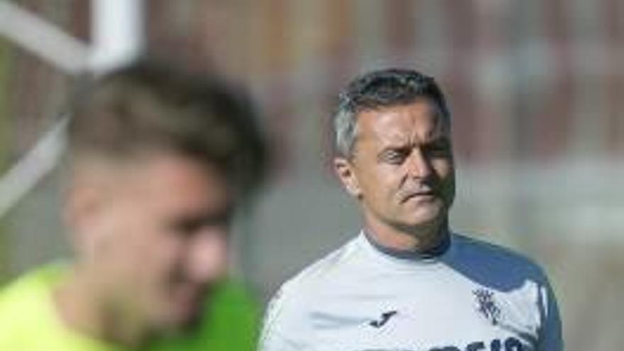 Fran Escribá observa a su equipo en un entrenamiento.