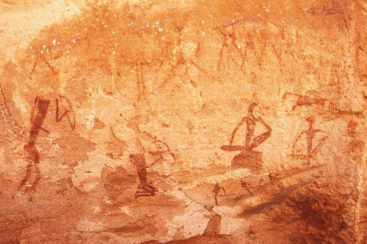 Figuras humanas en Twyfelfontein, Namibia, que acoge restos arqueológicos que datan de hace más de 3000 años.