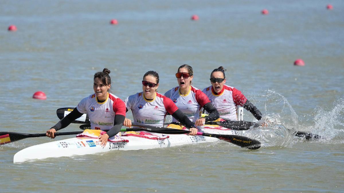 Bàrbara Pardo, la última, junto a las integrantes de la selección española al llegar a meta.