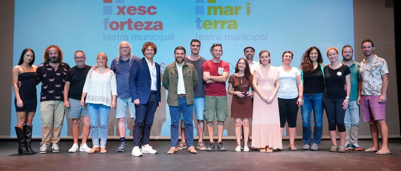 Javier Bonet y Rafel Brunet, junto con miembros de compañías teatrales, han presentado la programación de los teatros municipales.