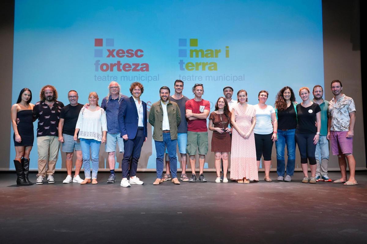 Javier Bonet y Rafel Brunet, junto con miembros de compañías teatrales, han presentado la programación de los teatros municipales.