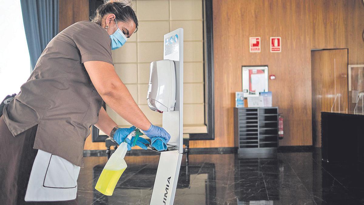 Una limpiadora desarrolla su trabajo en un hotel en el sur de Tenerife.