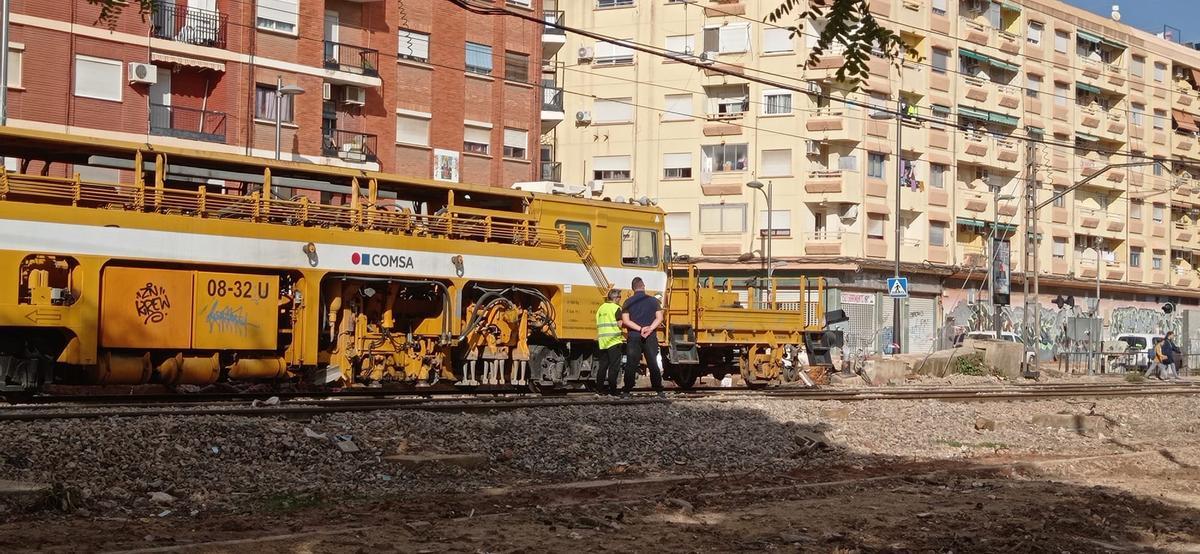 Operarios de Adif trabajando sobre las vías.