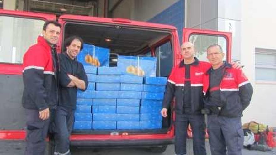 El furgón cargado con las cestas para la ONG.