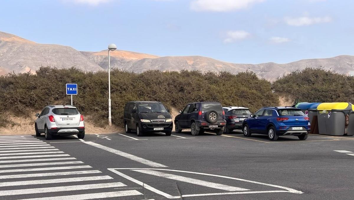 Aparcan en zonas de aparcamiento reservadas para los taxis