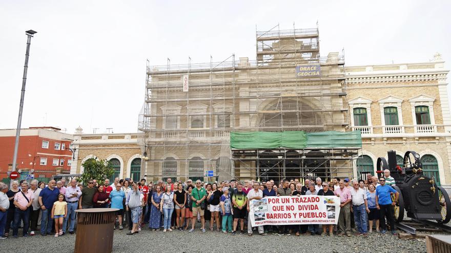 Protestas en la estación de tren de Cartagena por mejores conexiones ferroviarias