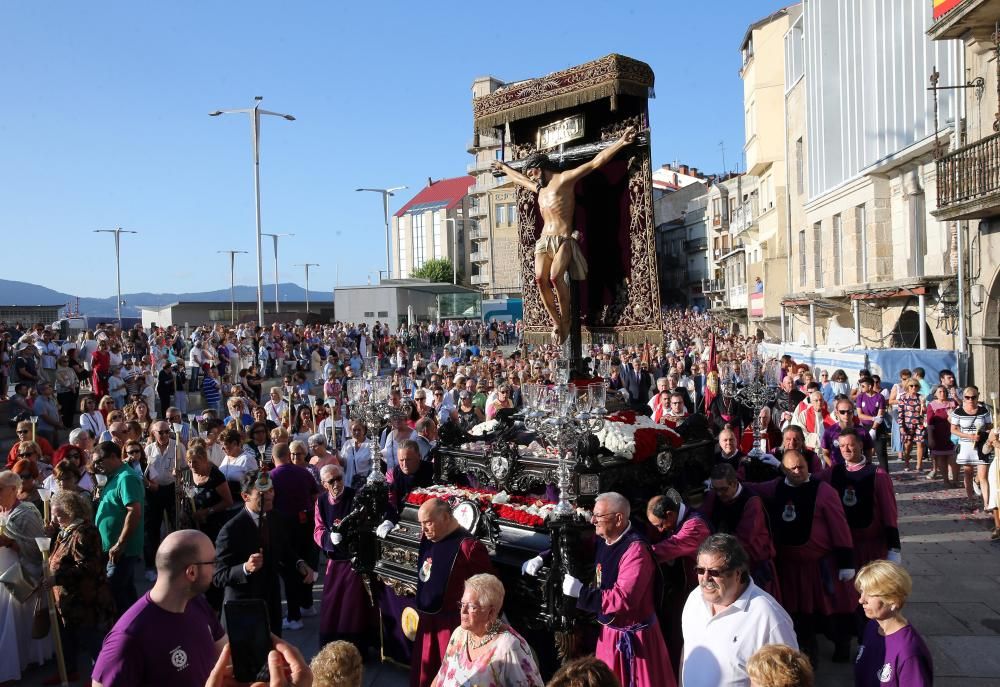 Miles de personas acompañan a la figura del Cristo de la Sal por el centro de la ciudad