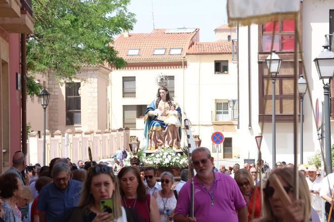 Varios niños en su primera comunión aocmpañan a la Virgen de la Salud