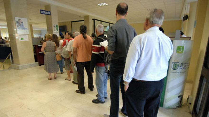 Cola ayer para obtener el certificado de residencia en las oficinas municipales de la capital grancanaria. | juan carlos castro