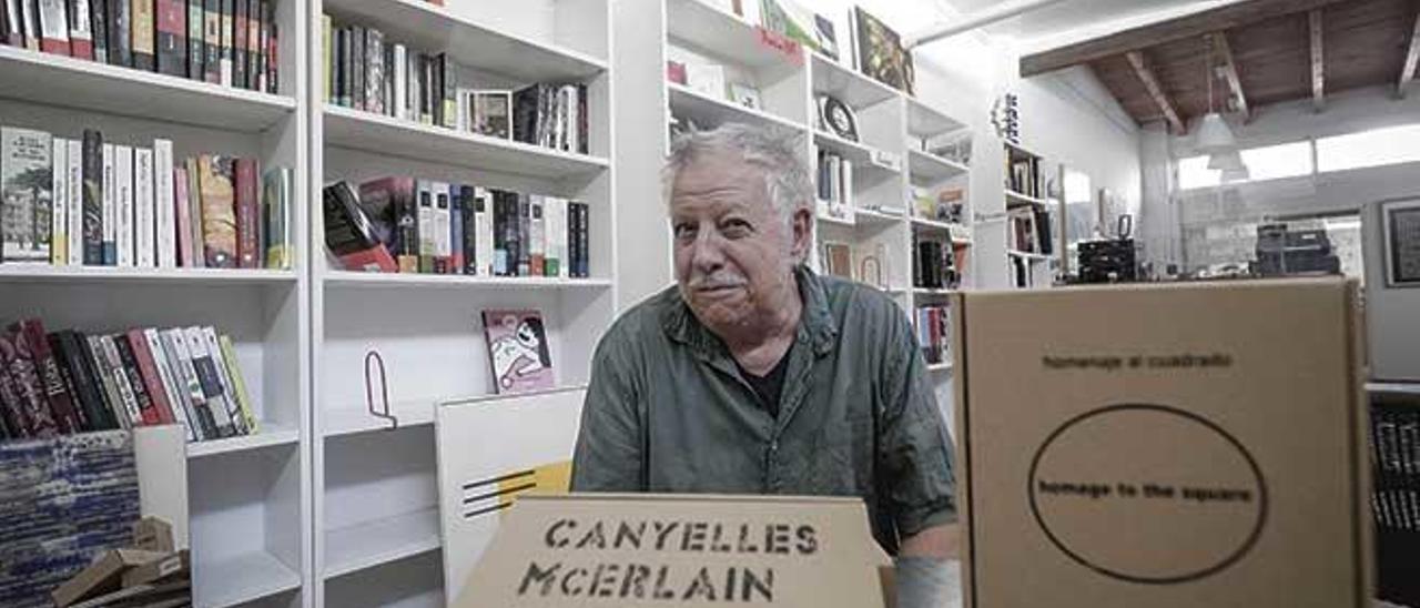 El artista Horacio Sapere, en la librería Finis Africae.