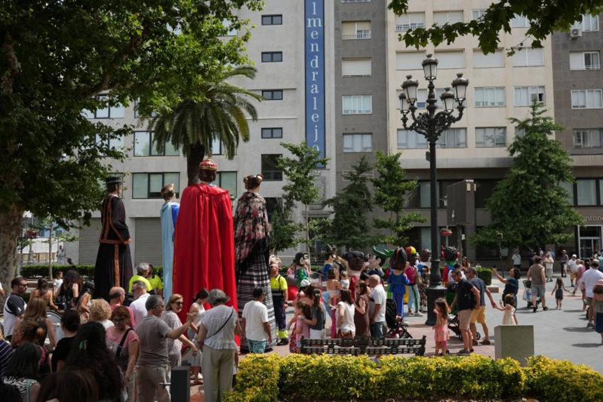 Fotogalería | Magia y tradición en las calles de Badajoz: así ha sido el desfile de Gigantes y Cabezudos