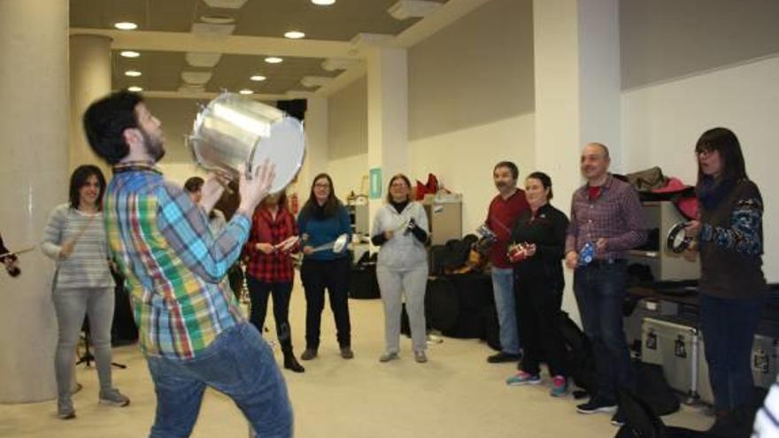 Grupo de batucada en la Escola de Música Mestre Agut