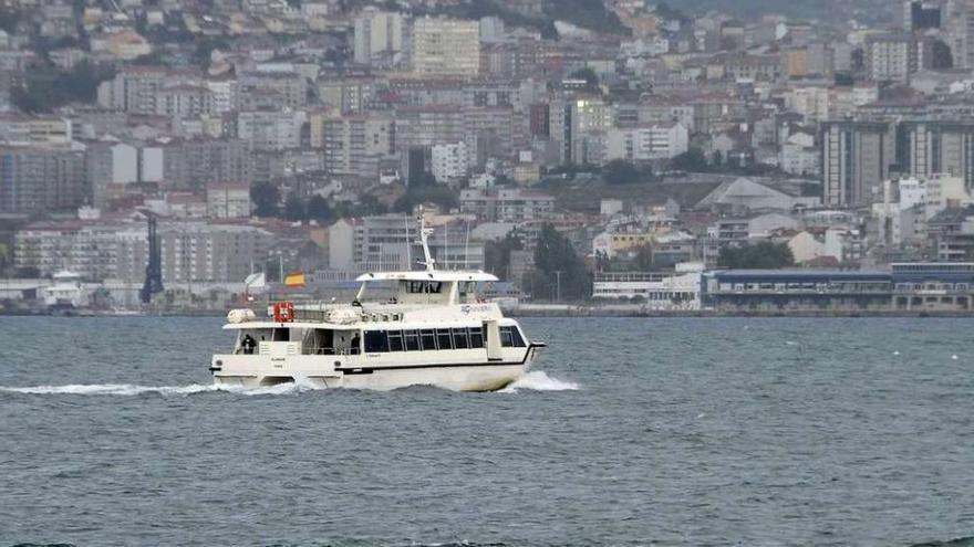 Barco de tranporte de pasajeros, ayer, por la ría de Vigo. // Gonzalo Núñez