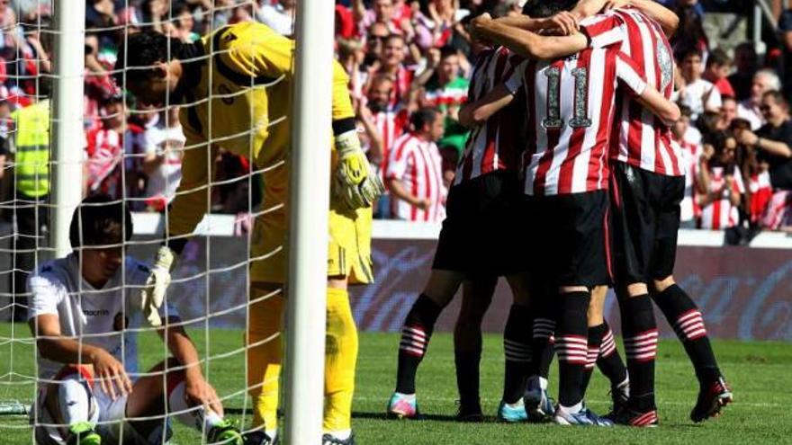 Los jugadores del Athletic festejan uno de los goles. // Efe