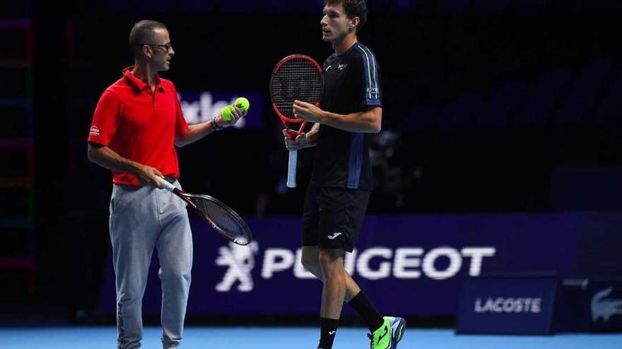 Pablo Carreño, ayer en el O2 Arena, con su entrenador, Samuel López.