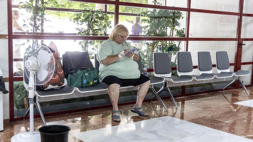 Ventiladores por el calor en la planta novena del Hospital de Alicante, donde hay pacientes recién operados, este jueves