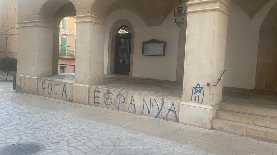 Más actos vandálicos en Mallorca: el Ayuntamiento de Felanitx amanece con una pintada independentista