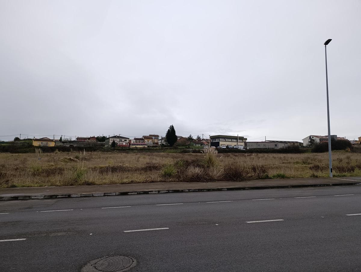 Vista del terreno adquirido por EDP para la planta de almacenamiento de material eléctrico en Bobes.