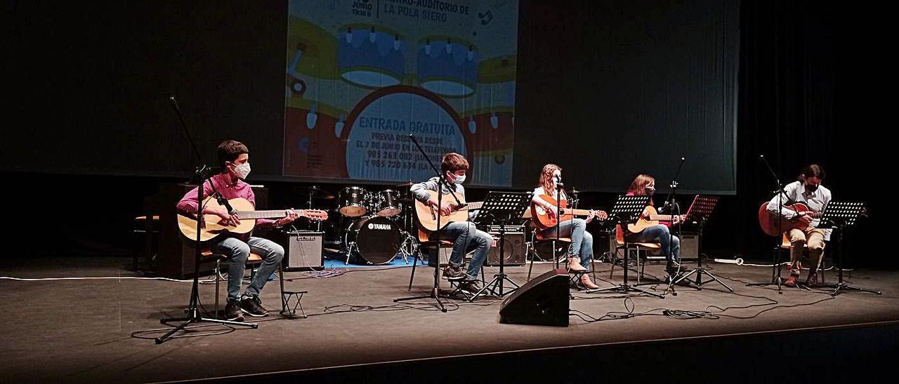 El concierto celebrado en el auditorio de la sala polivalente del Centro Integrado de Lugones. | A. I.