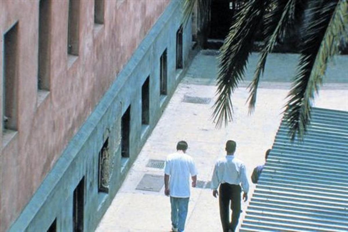 Unos internos pasean por el patio de la prisión de Poggioreale, en Nápoles, donde está preso Óscar Sánchez.