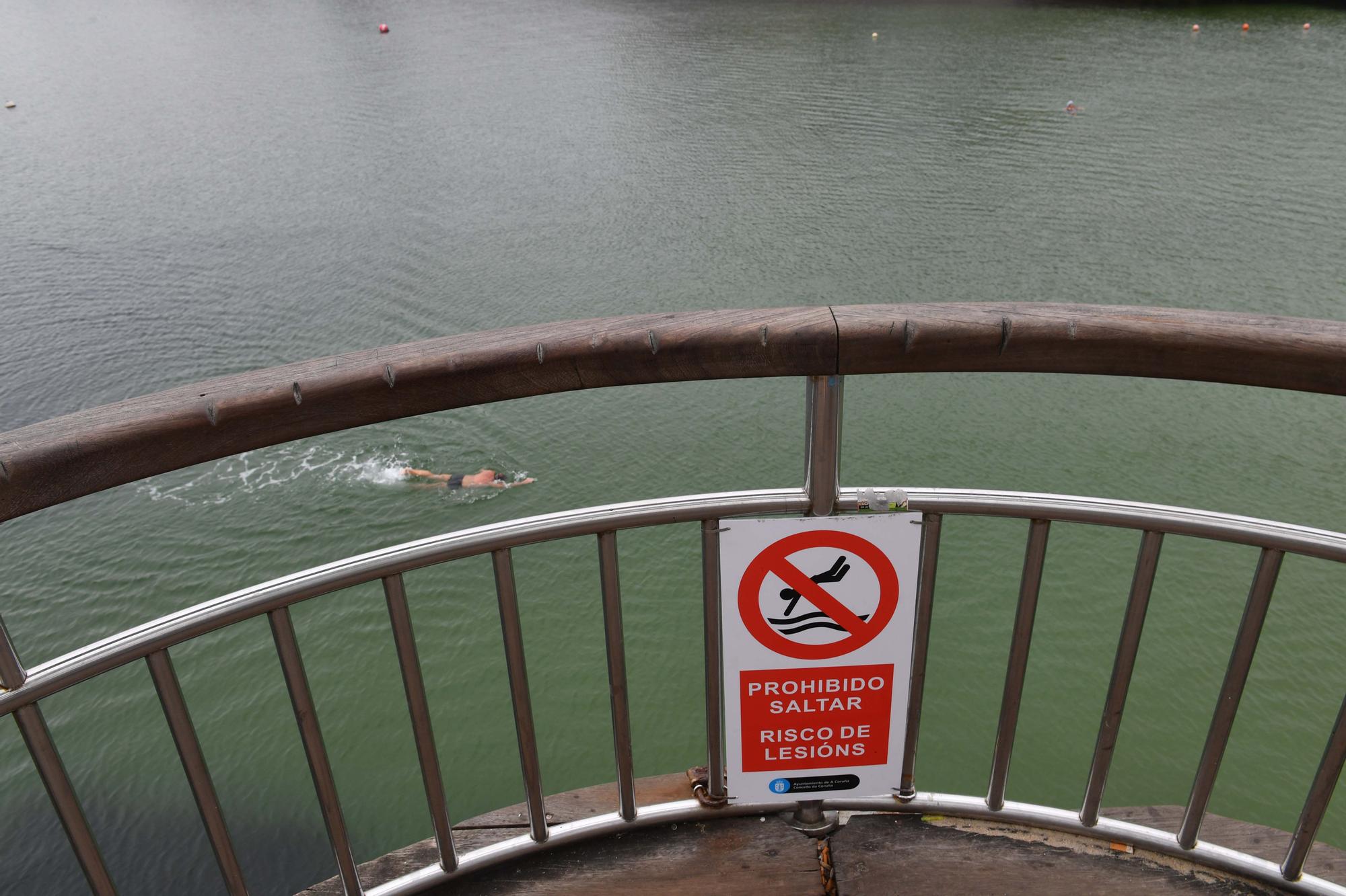 Nuevas señales de saltos prohibidos en la playa de San Amaro