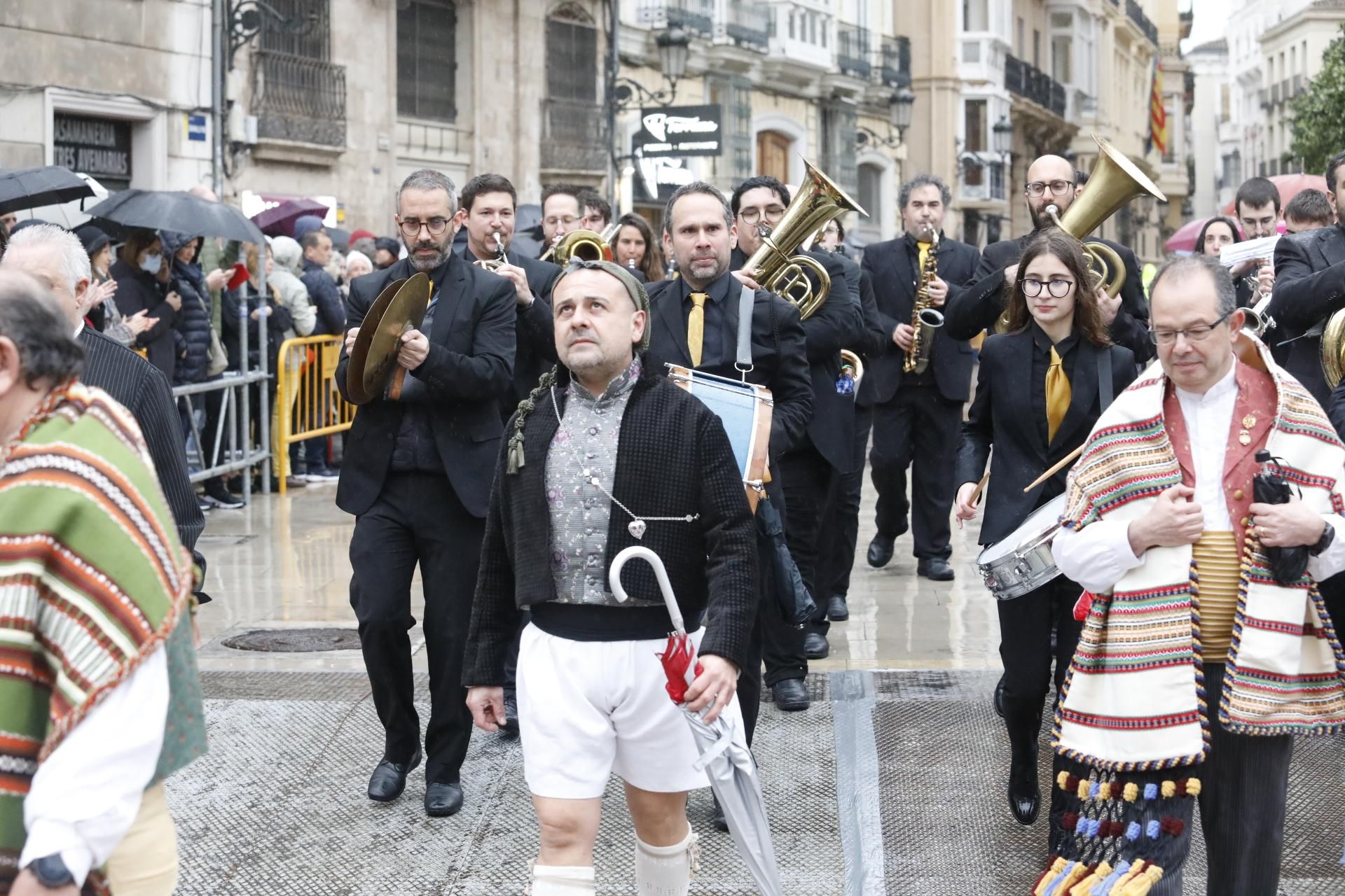 Búscate en el primer día de ofrenda por la calle Quart (entre las 18:00 a las 19:00 horas)