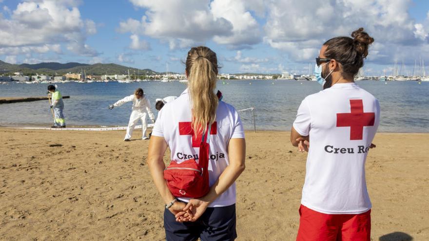 Dos socorristas vigilan una de las playas de Sant Antoni durante esta temporada.