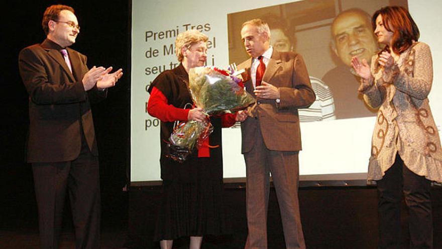 Teresa Moré i Joan Canals,             al mig del regidor Carles            Borell i l&#039;alcaldessa de Salt, Iolanda Pineda.