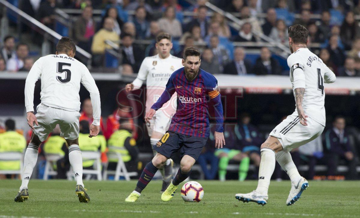 imágenes del partido entre el Real Madrid y el FC Barcelona en el Estadio Santiago Bernabéu de jornada 26 de La Liga.