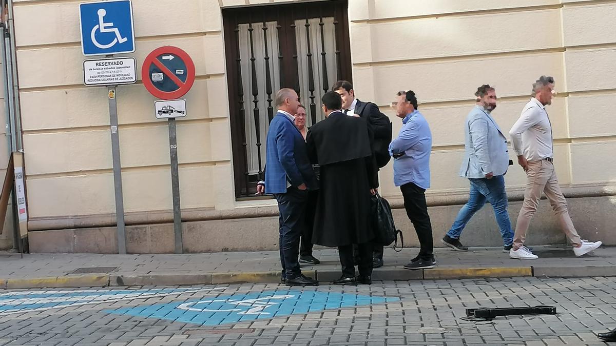 José Fernández Alonso conversan con los abogados al abandonar esta mañana el Palacio de Justicia.